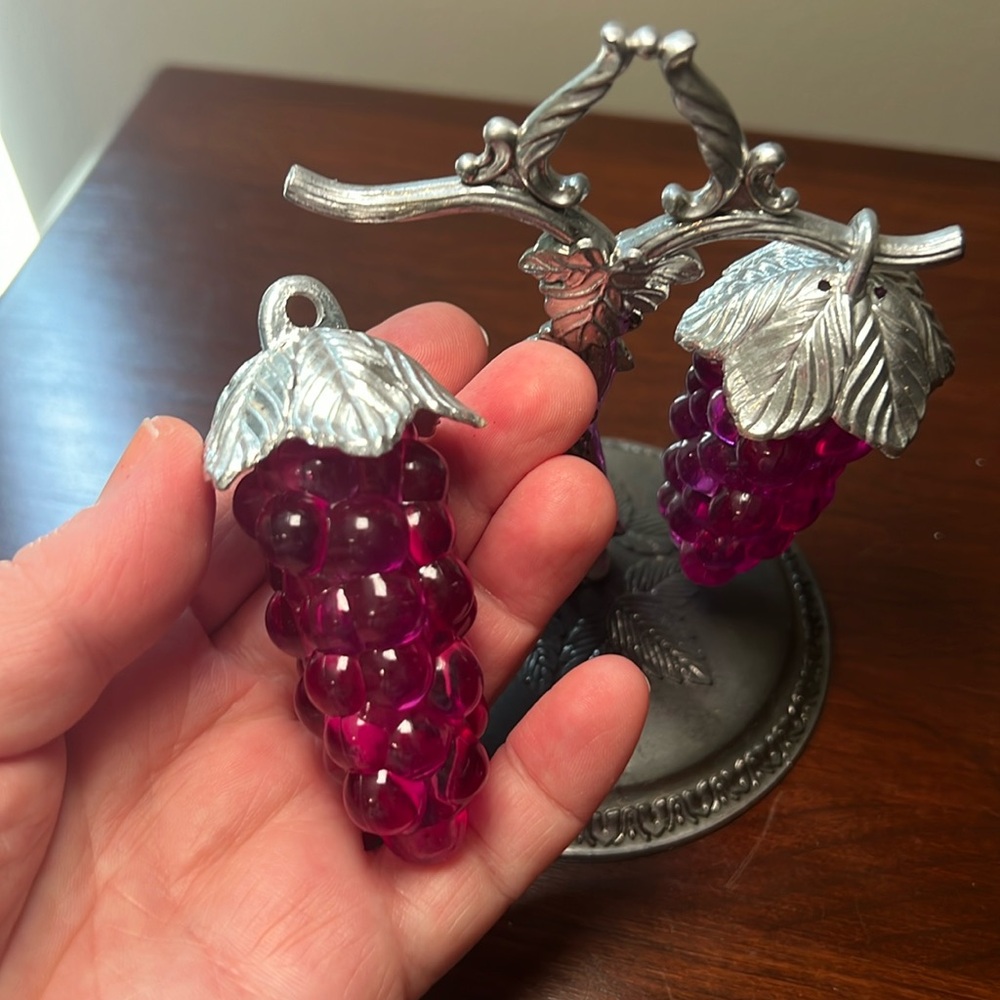 Vintage Hanging Grapes 1970’s Salt & Pepper Shakers Plastic Retro Hong Kong - Picture 5 of 6
